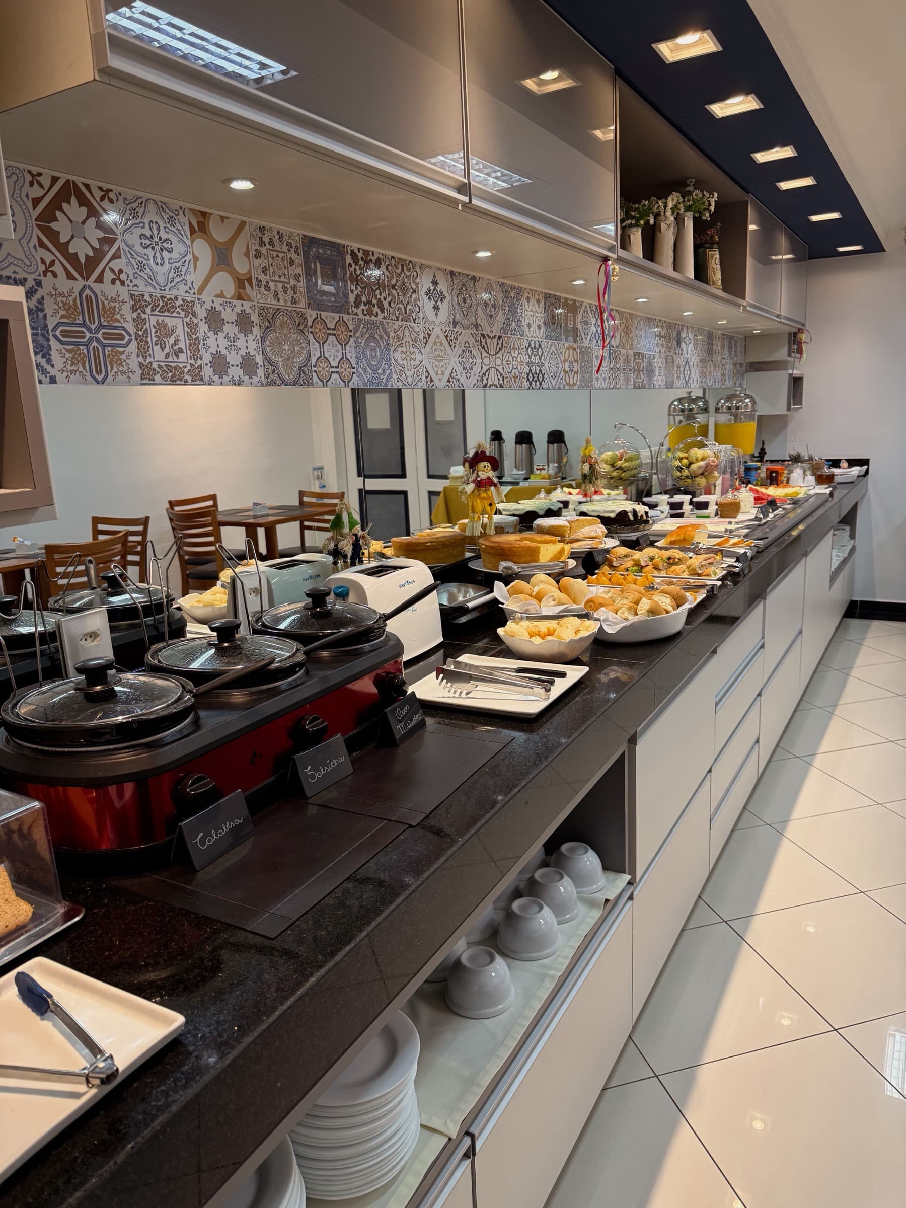 Buffet do café da manhã com pães, bolos e salgados