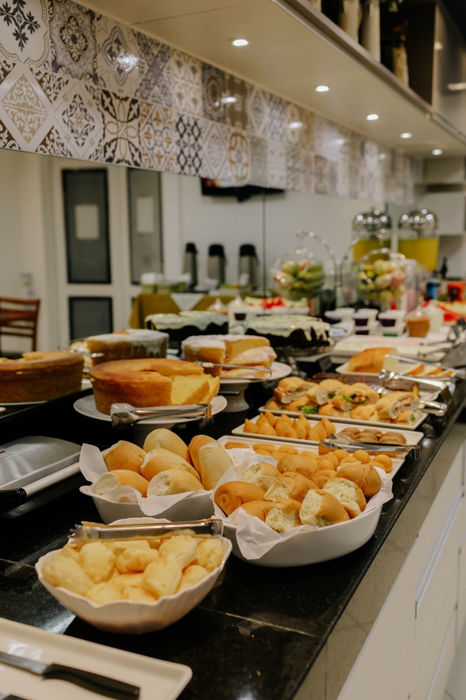 Buffet do café da manhã com pães, bolos e sanduíches naturais