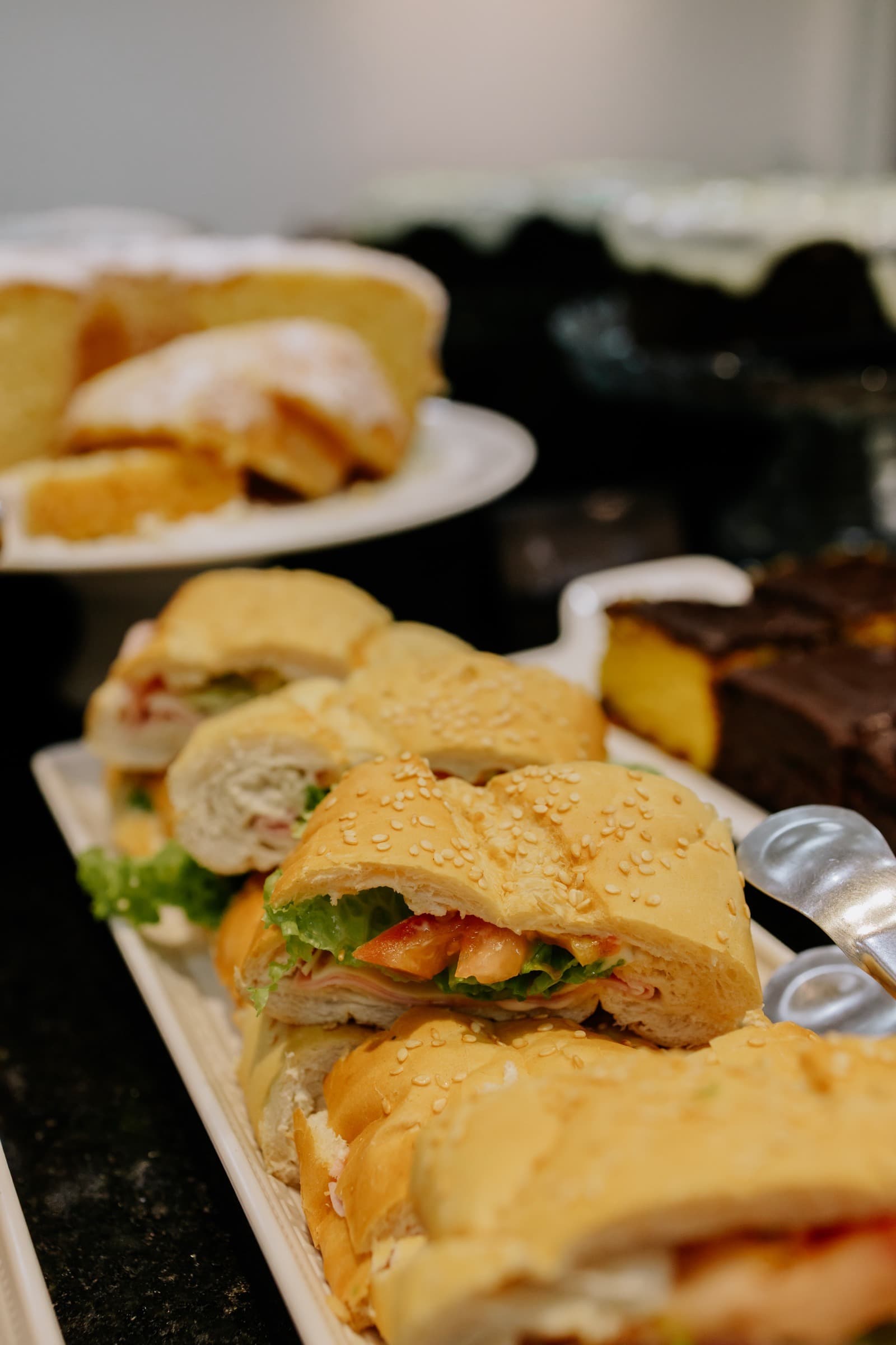 Sanduíches naturais fatiados, com presunto, queijo e tomate