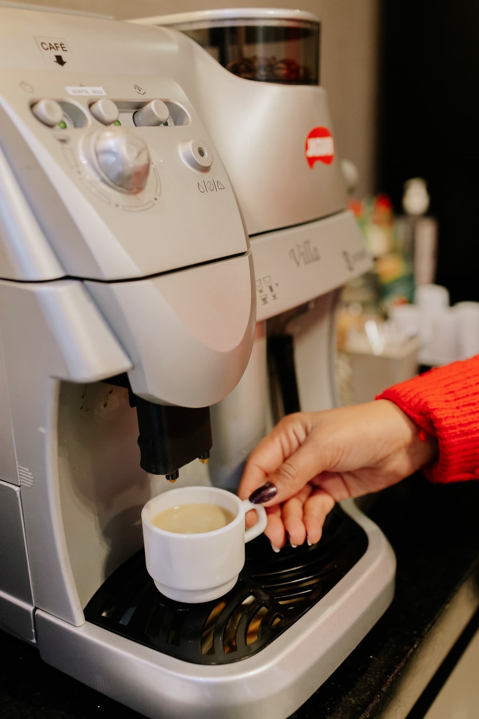 Café coado na hora, na máquina de café do salão