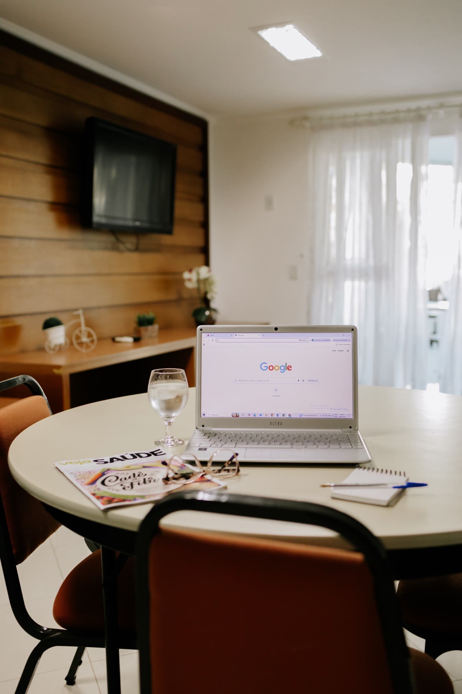 Sala de informática com notebook, para uso dos hóspedes
