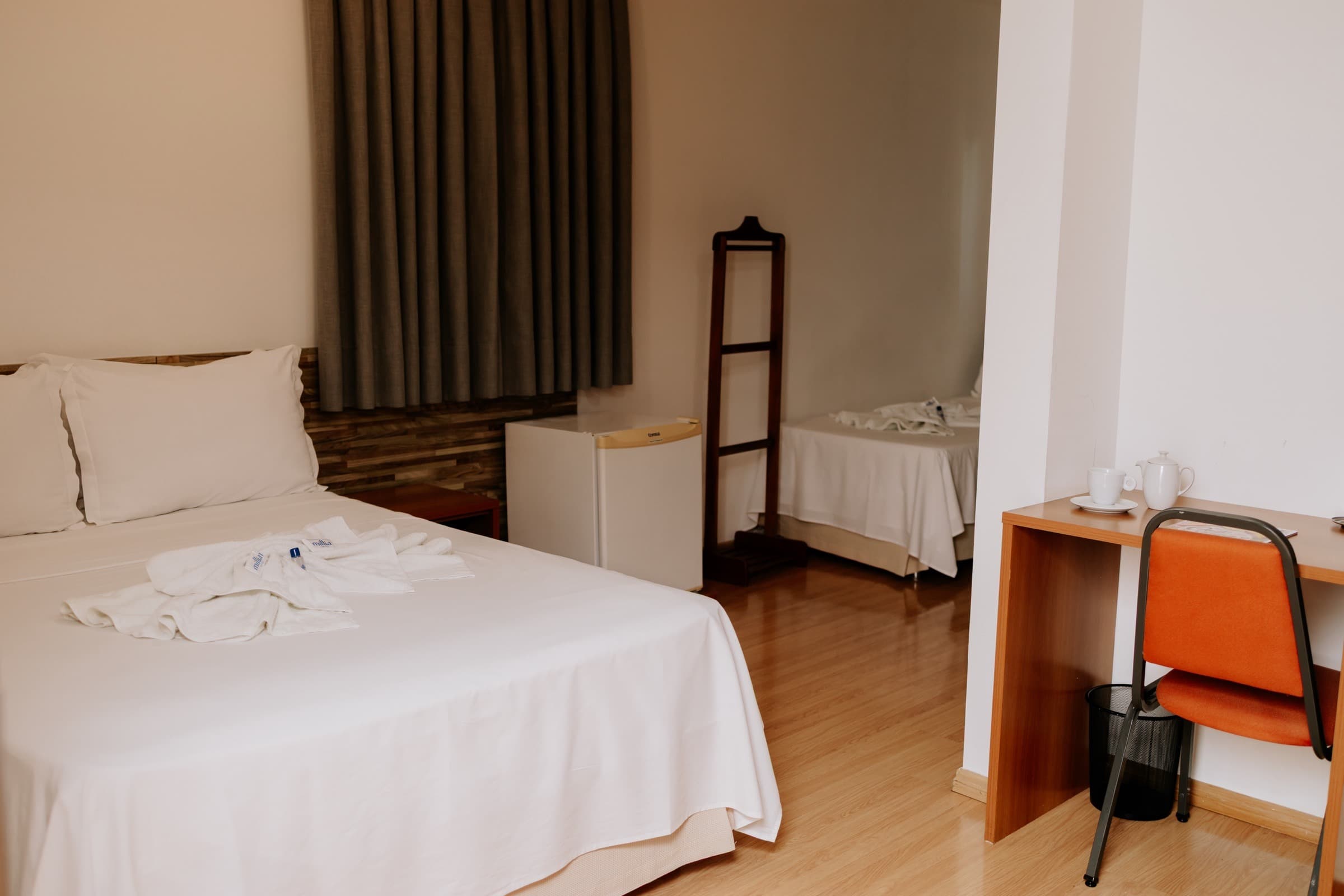 Quarto Standard com cama de casal e cama de solteiro ao fundo